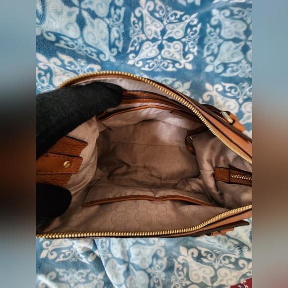 MICHAEL KORS HAMILTON GILMORE LARGE SATCHEL/CROSSBODY COLOR- LUGGAGE - Picture 9 of 11